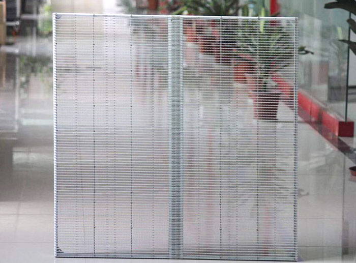 LED 透明スクリーンの光透過率が高いと、画像がぼやけてしまいますか?
